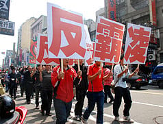 新竹發生女學生集體霸凌事件引發社會關注，有網友發起反霸凌遊行，來自各地的網友 2日中午齊聚新竹火車站，一路步行至市政府，表達反霸凌訴求。圖片來源：中央社