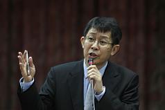 台北市強恕高中2名學生對遊民潑灑排泄物遭校方退學處分，教育部長蔣偉寧今（14）日表示，校方應該要透過教育的方式給學生輔導、培養同理心，讓學生情況能夠有所改善。圖片來源：中央社