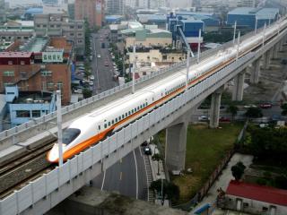 台灣高鐵自8月起取消換票措施，如乘客未在發車前30分鐘完成換票手續，就只能搭乘當日其他列車的空位或自由座，不得改搭其他列車的對號座位。民進黨立委管碧玲則在今（12）日下午發布新聞稿批評高鐵規定過於嚴苛。圖：中央社資料照片