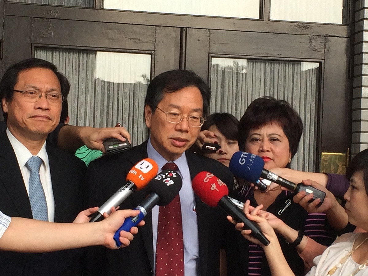 立法院15日三讀通過《長期照顧服務法》，衛福部長蔣丙煌說，將會讓80萬有失智、失能人口的家庭、約200多萬人受惠。圖：符芳碩/攝