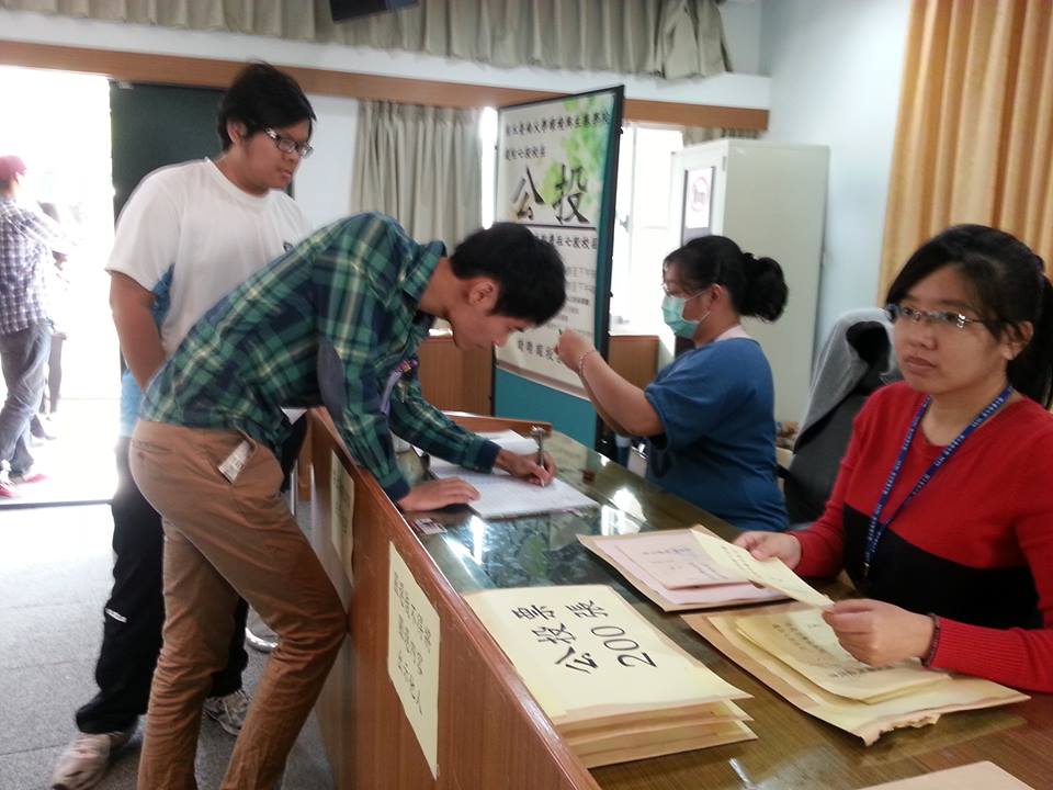 台南大學今天舉行院區遷移公投，上午九時許，環生學院師生開始利用下課空檔到公投教室投票，圖:陳江鈴/攝