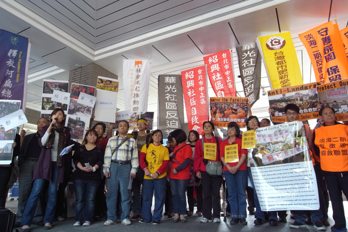 兩公約國際審查會議今（26）日進入第2天，各地反迫遷自救會下午在場外進行抗議，他們高喊「反口號治國，還我居住正義」口號，要求政府落實兩公約中對人權的保障，應該給予遭迫遷或徵收的受害戶應有的安置措施。圖：楊宗興/攝