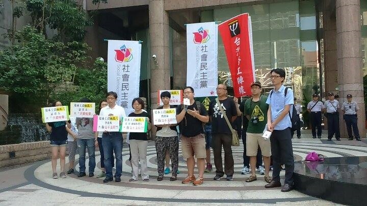 社民黨及勞團12日上午在勞動部前召開記者會，要求基本工資調漲至2萬6千元，讓人民能夠供生活所需。圖：劉蕙慈/攝