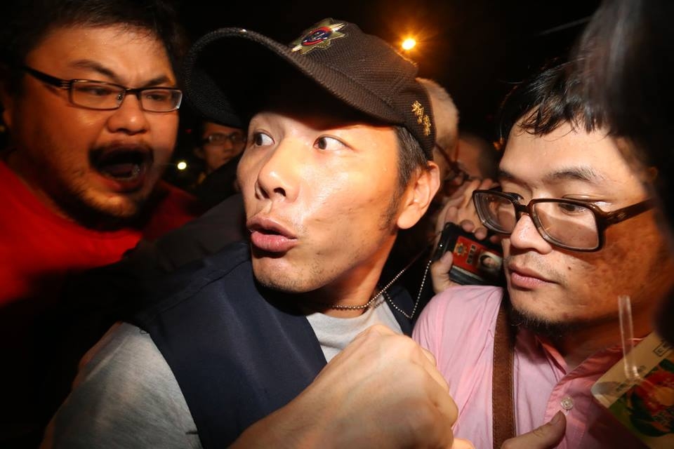 該名刑警遭到民眾團團包圍，過了數分鐘後才脫身。圖：林雨佑/攝