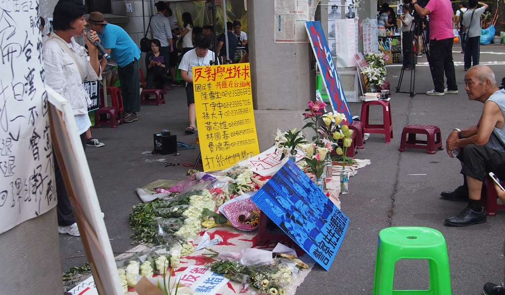 反課綱學生3日上午9時召開記者會，譴責國民黨團，舞台區有板子公布反對課綱的國民黨立委及參選人名單與聯絡方式。圖:何星瑩/攝