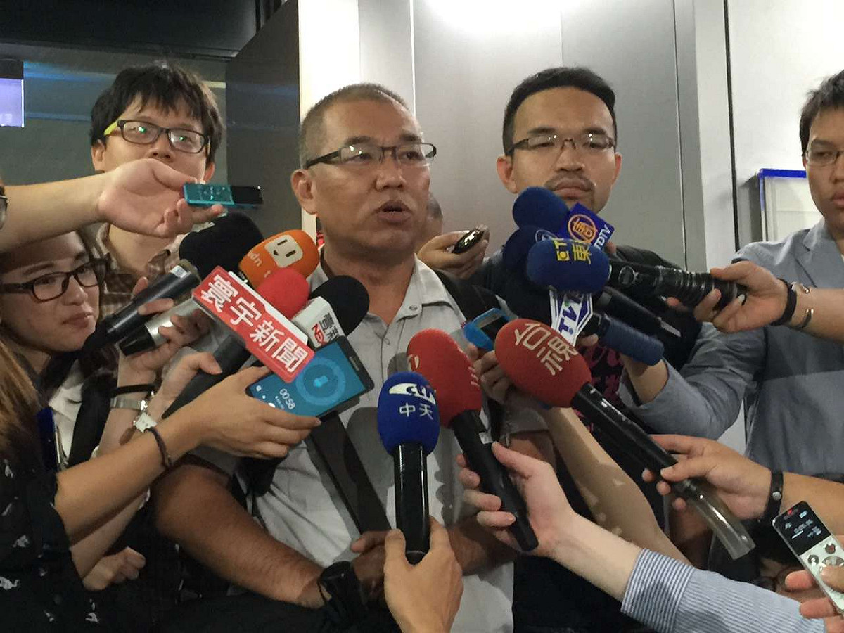 為釐清台北市警方在23日反課綱學生進入教育部後的執法過程，台北市政府29日上午召開「0723專案小組」的調查會議，由副市長鄧家基主持，並邀請3位當晚遭到逮捕羈押的記者說明。圖：劉奕霆/攝