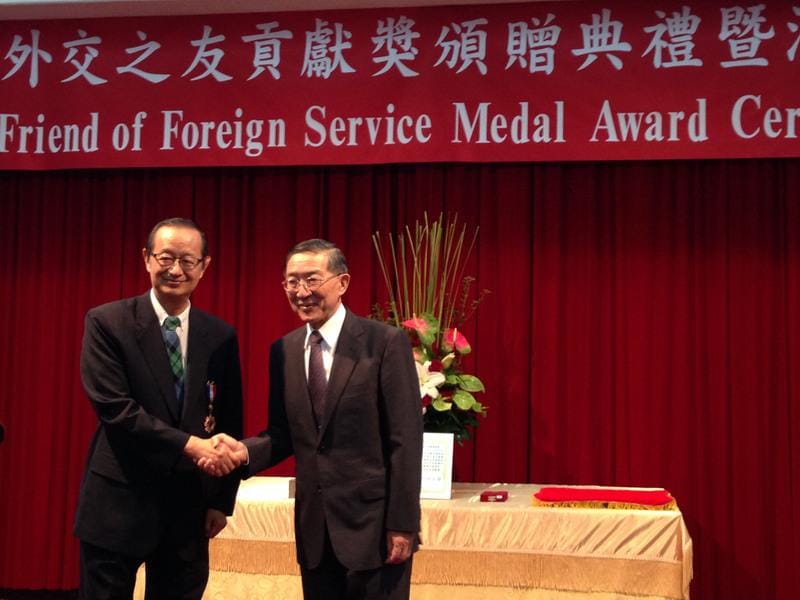 台北馬偕紀念醫院院長楊育正（左）7日表示，馬偕醫院目前收治的50名八仙塵爆傷患中，起碼有10個會再見。圖：中央社
