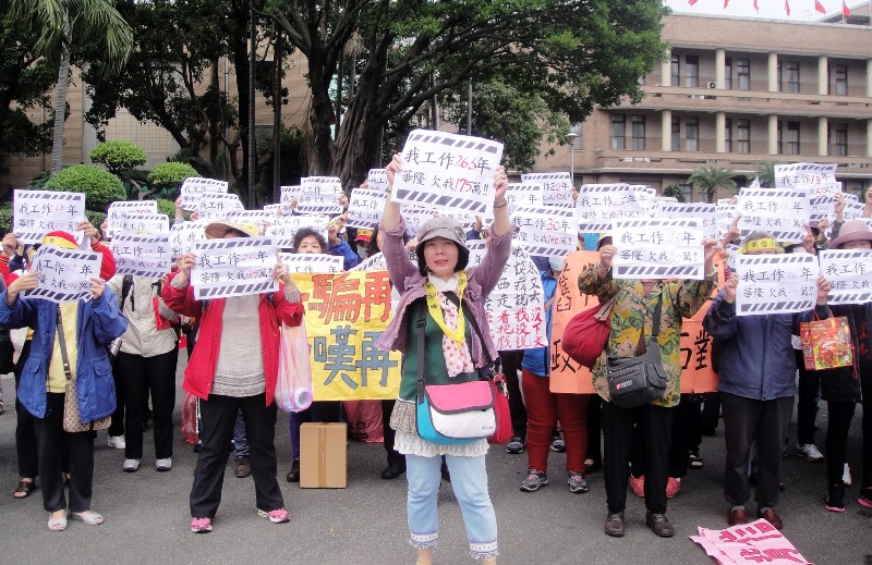 由於多次向勞委會陳情無結果，被公司積欠退休費共達3億元的華隆自救會約150人，今（13）日特地從苗栗北上，來到行政院前抗議。圖：王立柔/攝