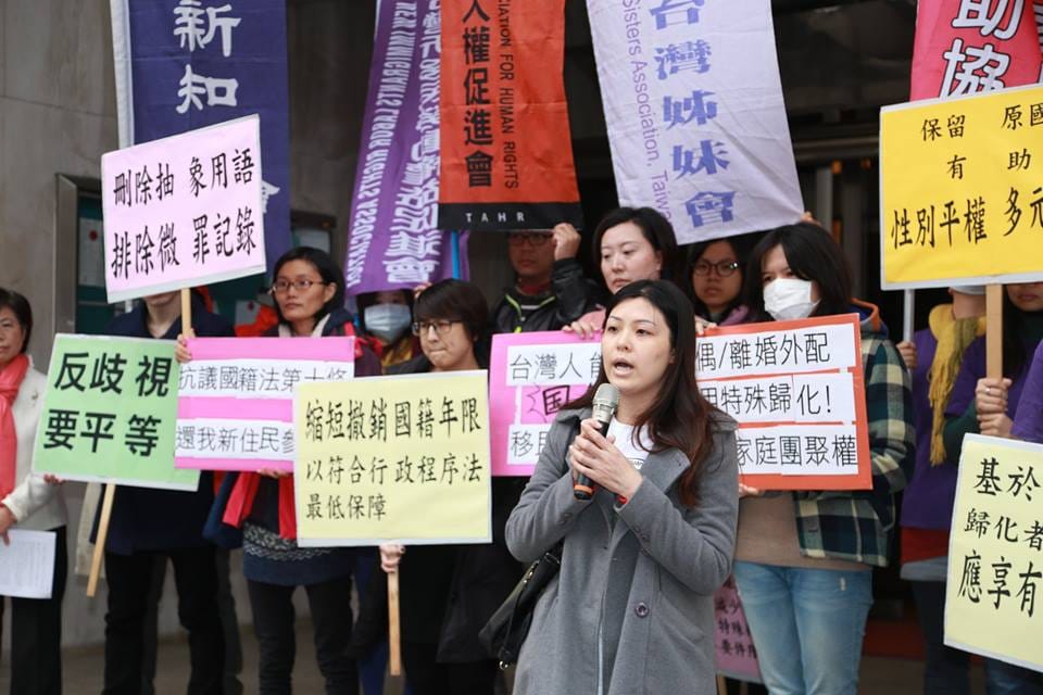 南洋台灣姊妹會執行秘書洪滿枝指出，應修法增加「特殊歸化」條件，讓喪偶、負有扶養事實及遭虐取得保護令的新移民列為適用對象。圖：林雨佑/攝
