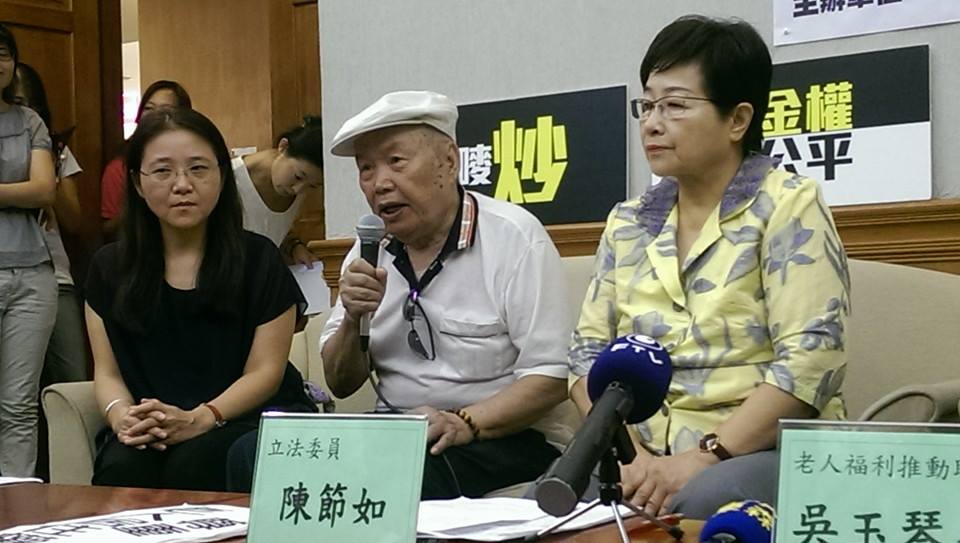 高齡78歲居住在台北市萬華區的孫伯伯（中）說，他目前的租屋處，365天都潮濕沒有陽光，也因為環境太差，半年來摔了4、5次跤，脊椎都移位了，走路愈來愈不方便。 圖：張容瑄/攝