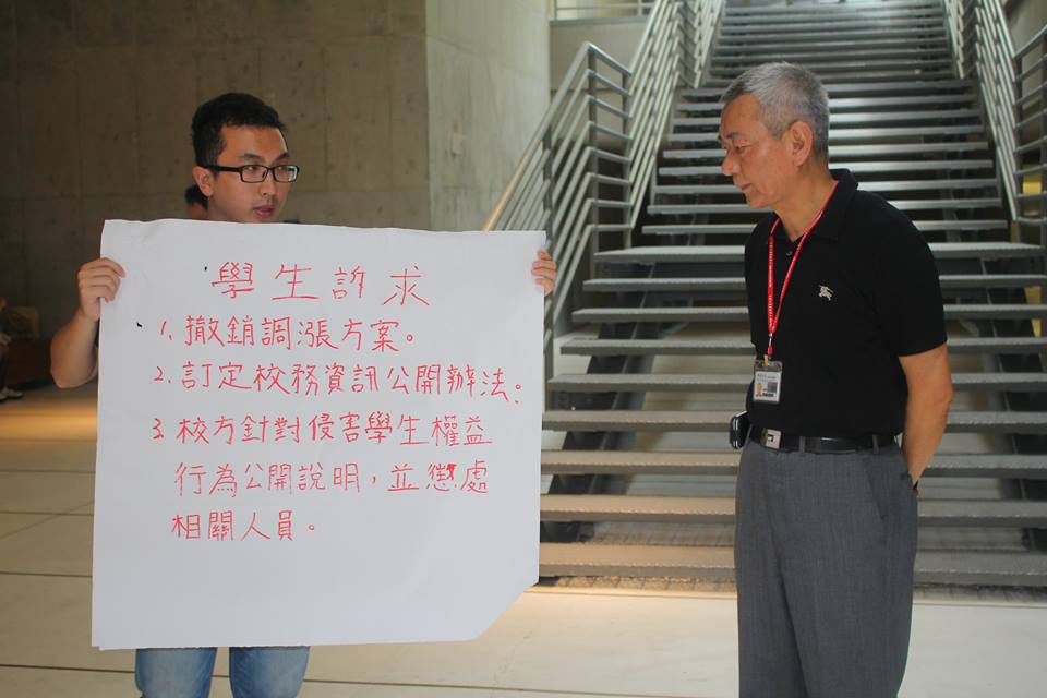 在校務會議室外，實踐大學主任秘書胡寶麟臉色凝重盯著學生們的布條。圖2之2：林雨佑/攝