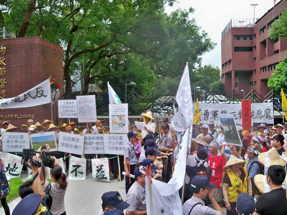 左側為竹北璞玉自救會與台灣農村陣線，右側為竹北市璞玉計畫促進會、愛鄉協會，雙方今（6）早在營建署前互相抗議，人數差距懸殊。圖3之1：呂柏融/攝