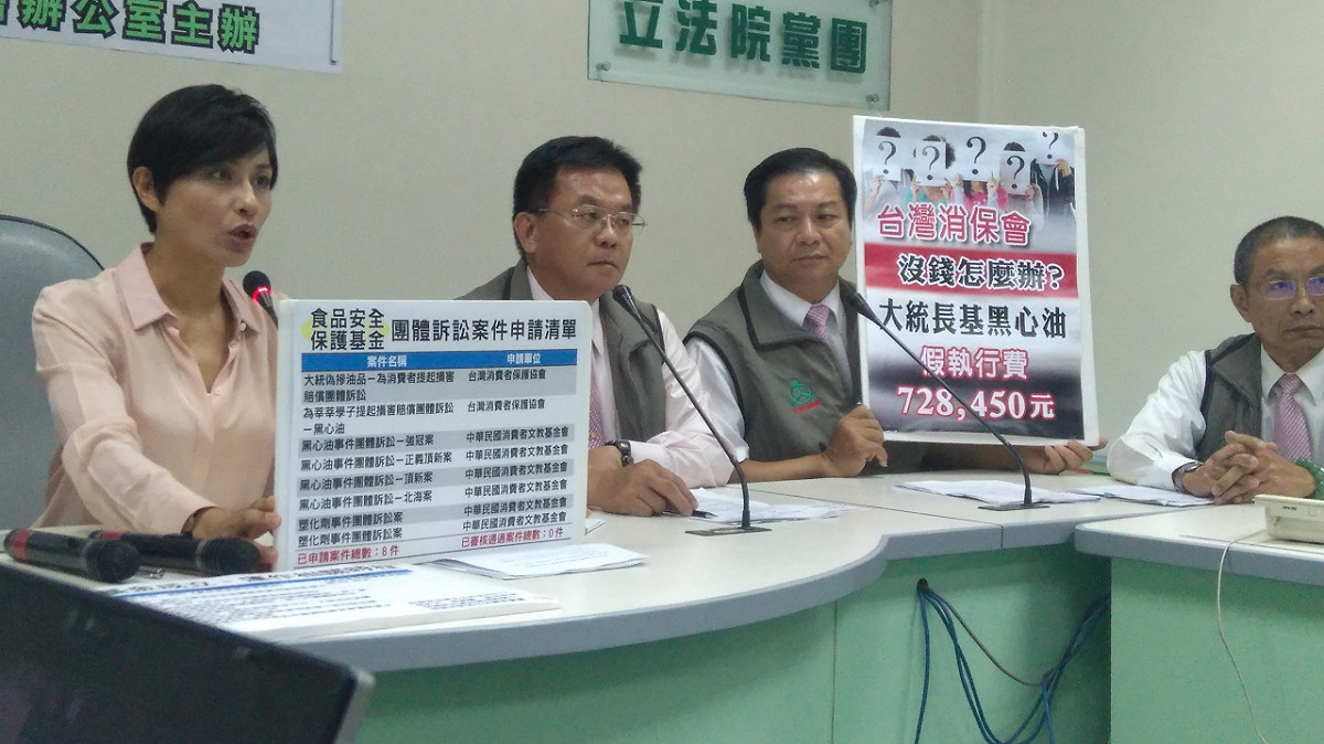 民進黨立委邱議瑩22日上午召開記者會，質疑食安基金監督小組成立逾半年，卻未通過任何團體訴訟經費補助，「根本是場大騙局」。圖：王蓉宜/攝