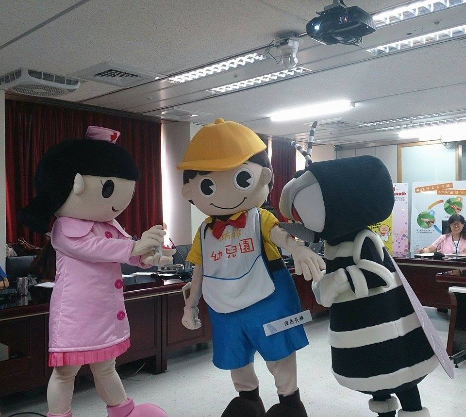 台北市衛生局10日舉行記者會並上演行動劇，呼籲風災過後民眾注意家中環境，阻絕病媒蚊孳生源，以免加重登革熱疫情。圖：黃韋銓/攝