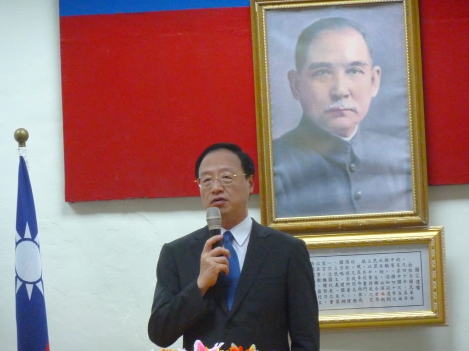 行政院長江宜樺今(30)天正式公開表示，兩岸開放觀光的效益，由於遭到中資、港資長期以來採「一條龍」的壟斷式經營，讓台灣在地服務業無法實質獲得兩岸開放觀光所帶來的效益，將進行深入檢討。圖：謝莉慧/攝