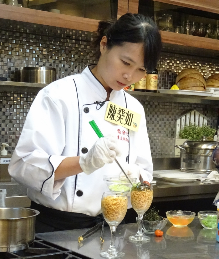 另一名優勝者陳癸如的「黃金泡菜佐王子麵」，以輕食概念及視覺設計出色取勝。圖：劉俊廷/攝