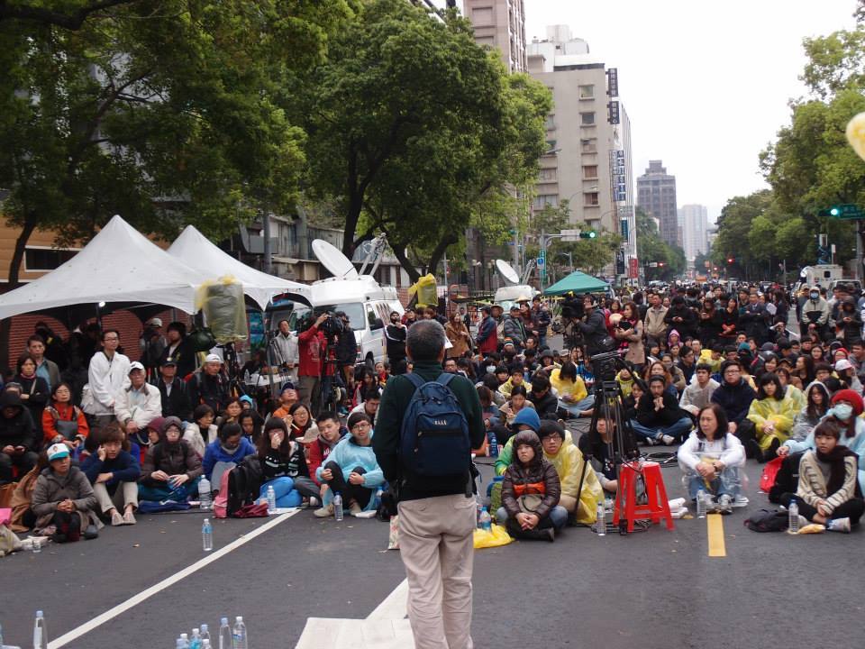 各校教授陸續響應街頭民主教室，圖為濟南路上的「民主講堂」，民眾和同學認真聽講。圖：陳柔伊/攝