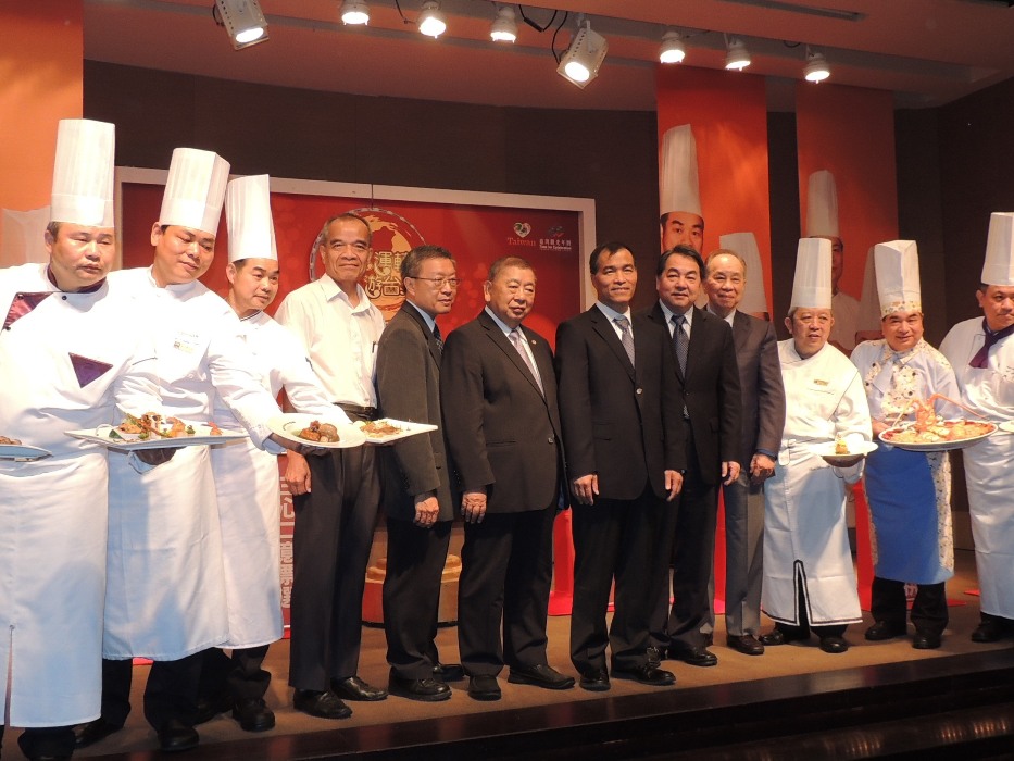 交通部觀光局今（5）日舉辦「2013臺灣美食系列活動」啟用記者會，邀請8大名廚上菜助陣，共同推銷台灣美食。圖：邱珮文/攝