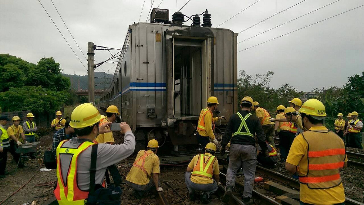 4107次故障編組在頭城站調車轉線時發生出軌事故，經搶修，列車於11時05分復軌。圖：台鐵提供