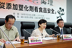 台灣大學食品研究所教授孫璐西（圖中）今日在「從添加塑化劑看食品安全」台大公共論壇中指出，「塑化劑(DEHP)比三聚氰胺毒20倍！」圖片來源：中央社。