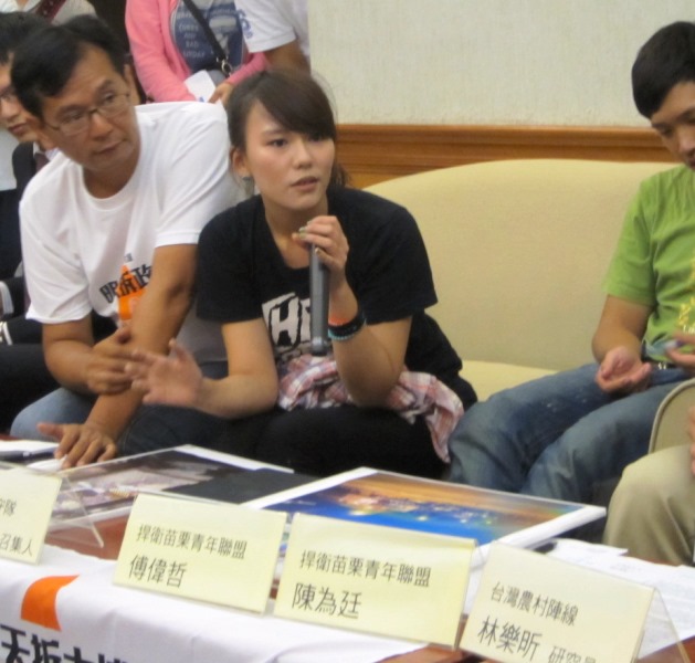 樂團人街頭陣線的發言人林羿含，說明自己被警察登門「列管」的經過。圖5之4：王立柔/攝