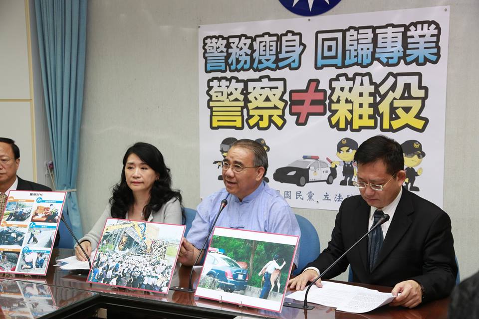 國民黨立委吳育昇(右一)20日在一場「警務瘦身」的記者會上替警察叫屈說，台灣社會對於警察有太多指責，讓警察變成「帶槍的弱勢團體」。圖：林雨佑/攝