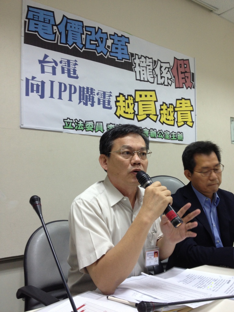 台電業務處處長黃鴻麟(左)一一回應李應元的質疑。圖：施懿倫/攝