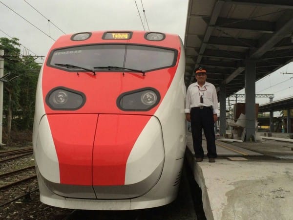 等了36年，台鐵花東鐵路電氣化今（28）日舉辦通車典禮，普悠瑪號首度駛進花東，而首航列車將由台鐵唯一的卑南族司機員麥明吉駕駛。圖：台鐵提供
