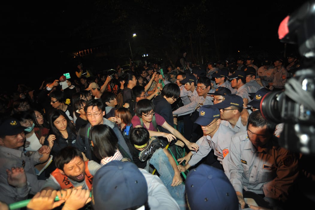 10時50分左右，聲援華光社區學生與警方發生口角，警方隨即舉牌制止，聲援人士於是集體翻越圍籬，與警方發生推擠，多名學生受傷，8名學生遭到警方以妨礙公務逮捕，帶往附近和平派出所。圖：楊宗興/攝