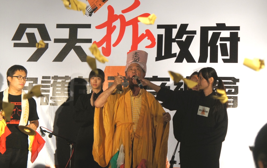 今晚在苗栗縣政府廣場辦的音樂會變成替劉政送終的晚會，還有師公痛論劉政鴻的如何污錢暴政。圖：陳權欣/攝