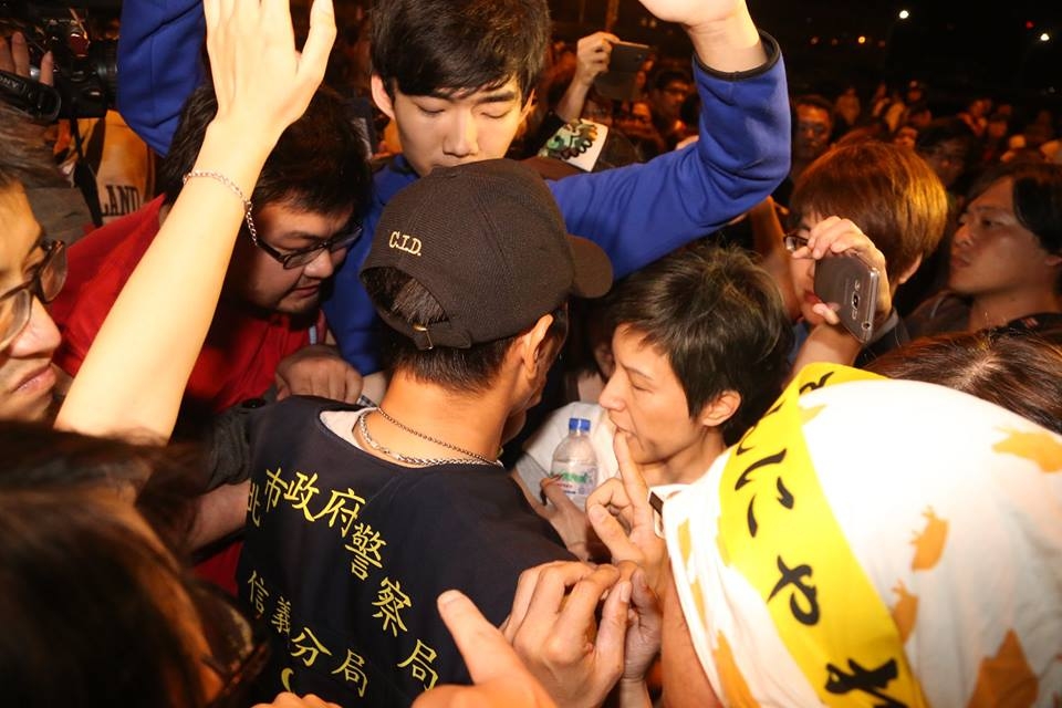 一名刑警遭到民眾包圍，民眾高喊「警察編號幾號？」「把他證件拍起來！」圖：林雨佑/攝