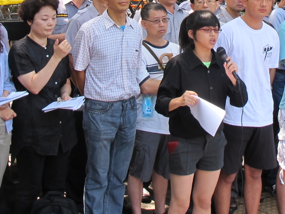 成淵高中學生王品蓁24日表示，他們是23日晚間在教育部座談會後決定要衝入教育部的。圖：林朝億/攝