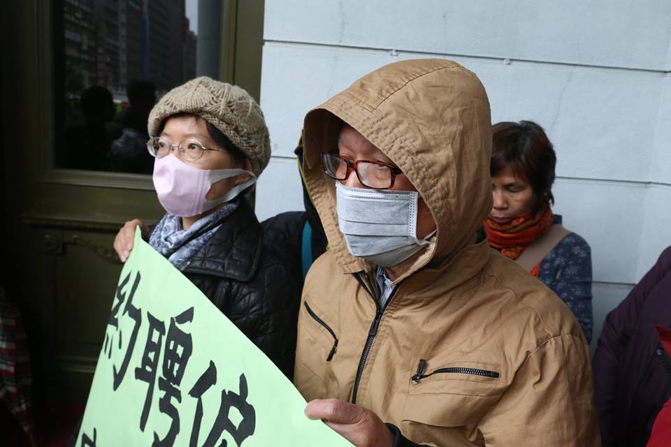 被解聘的當事人陳小姐（左）和替女兒發聲的蔡爸爸（右）也來到監察院。圖：林雨佑/攝