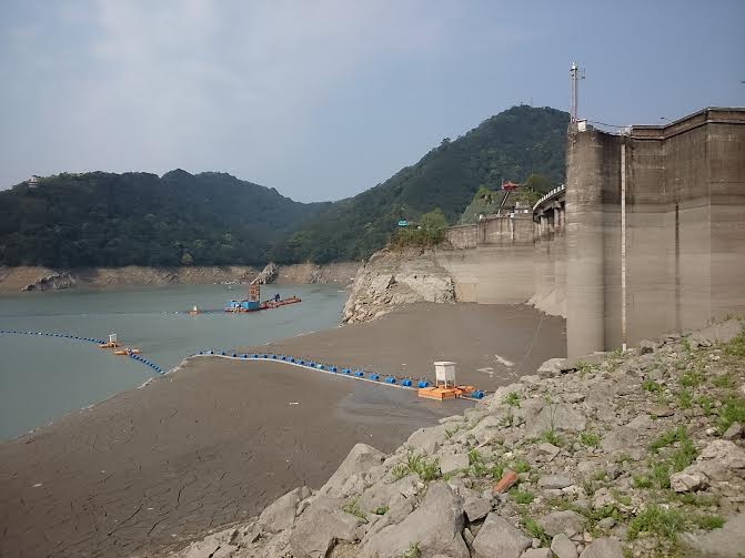 行政院23日表示，因為石門水庫近日降水，加上實施限水，水情疏緩，建議經濟部可視情況檢討限水方式。圖：行政院提供