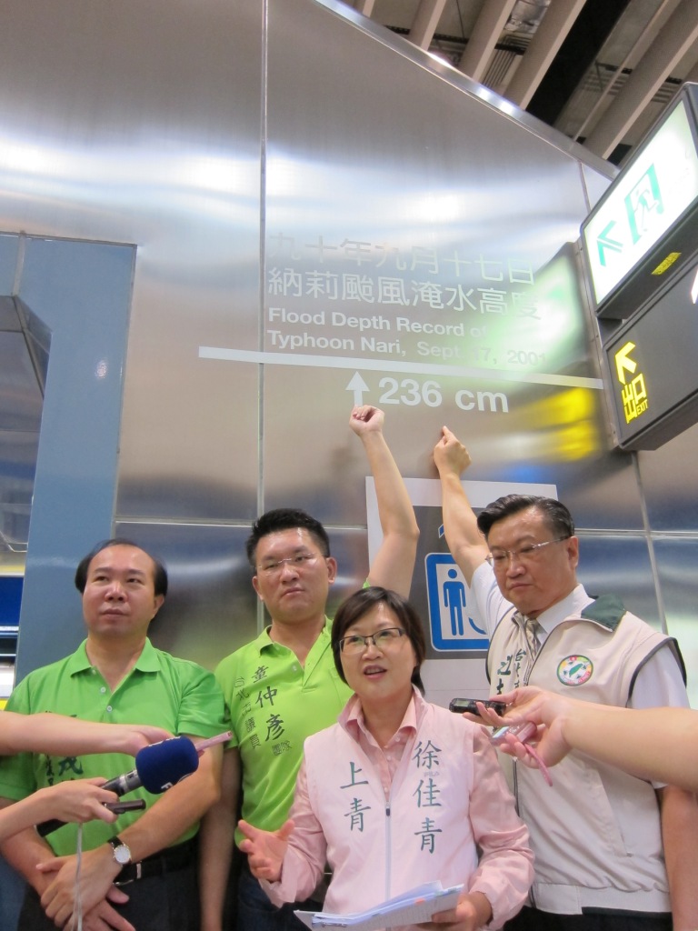 台北市議員徐佳青表示，治水、防災都需要時間和經費，現在卻因為政黨利益影響民生基礎建設發展，他們提醒馬英九，人民生命財產應該高於所有政黨利益。 圖／民進黨市議員徐佳青提供