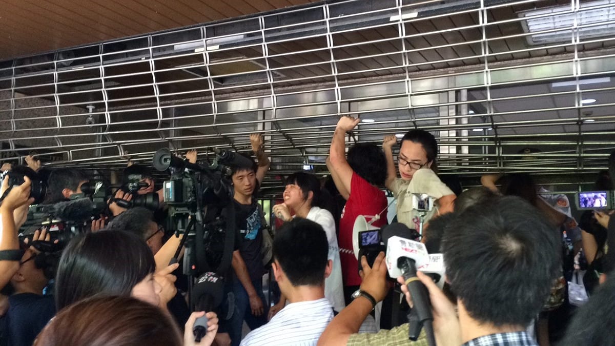 反課綱學生13日下午至國教署門口抗議，警方雖放下鐵門，但仍有13位學生闖進國教署抗議。圖：符芳碩/攝