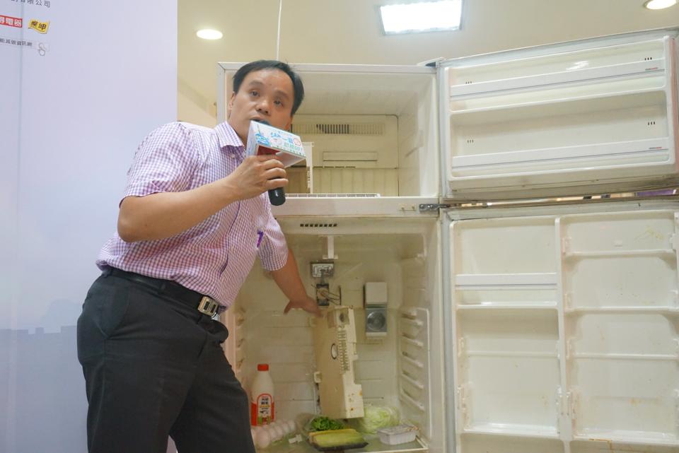 家電達人鄭明偉今(16)日實際操作老舊電冰箱，教導大家冰箱問題到底出在哪，並拆解說明。圖：張容瑄/攝。