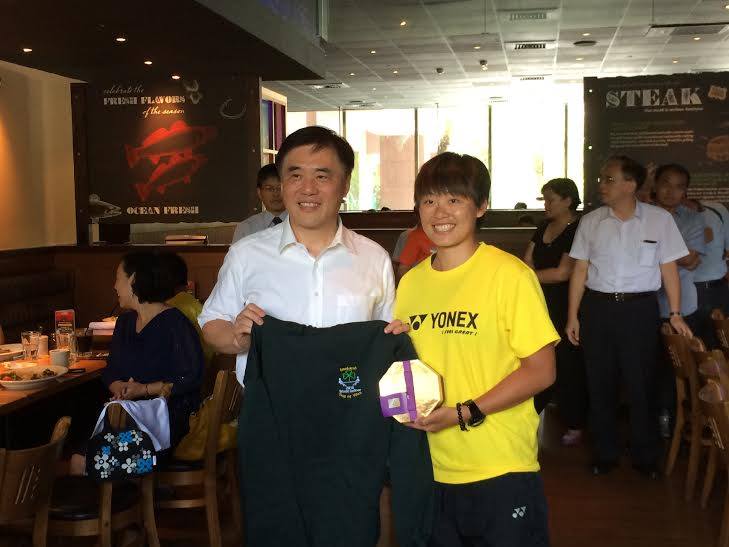 中華台北女子聯隊贈送2014年愛爾蘭世界盃拔河賽紀念衫給台北市長郝龍斌，圖：曹漢陽/攝