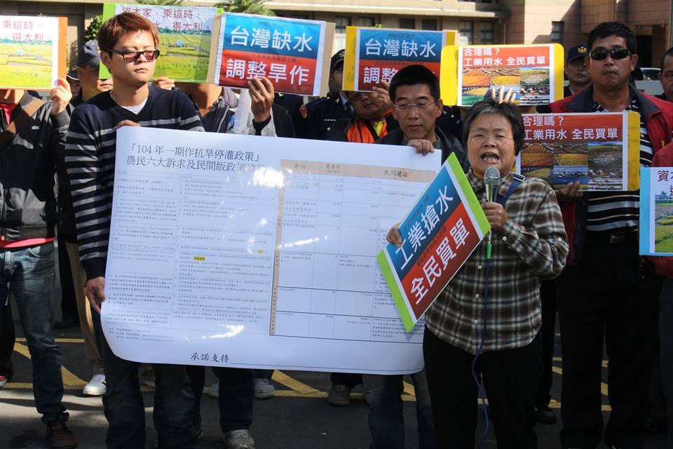 台東農民徐蘭香痛罵農委會稱「禽流感防疫無法做到滴水不漏」，但其實農委會對農民的追殺才是「滴水不漏」。圖2之2：林雨佑/攝