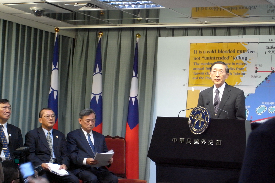 外交部今（17）日下午再度針對菲律賓公務船掃射「廣大興28號」事件召開國際記者會，外交部長林永樂除了對菲國至今的處理表示無法接受，並重申將針對我國4點要求持續與菲國當局溝通。圖：楊宗興/攝