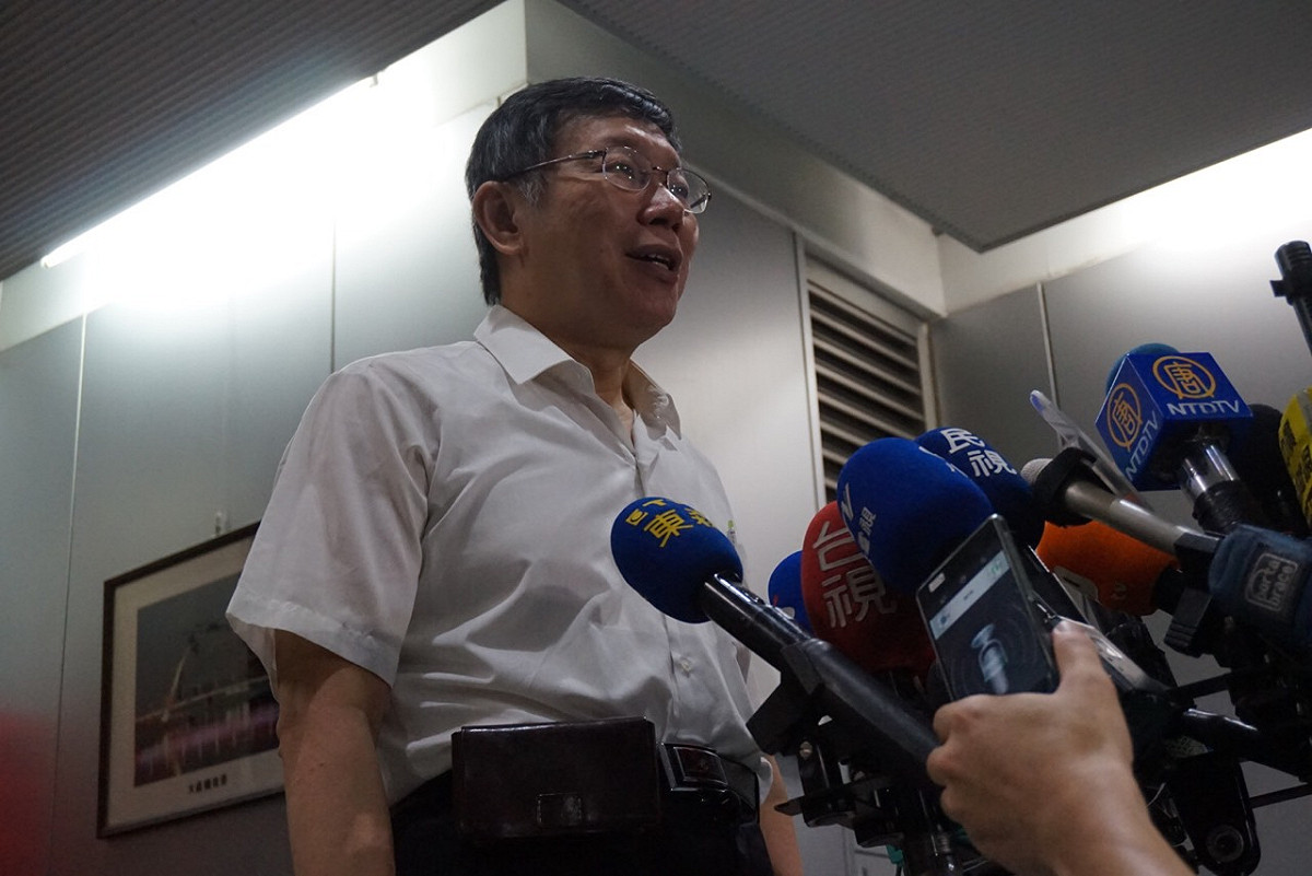 台北市社會局23日表示，今年的重陽敬老禮金將不直接發放，改以匯款方式，但此舉卻造成不少長者困擾。對此，台北市長柯文哲24日上午受訪時，卻反過來抱怨，「怎麼有人這麼無聊？」圖：劉奕霆/攝