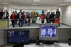 中國H7N9禽流感人類病例頻傳。衛生署疾管局啟動防治主軸「四大策略、五道防線」因應，及早偵測疫情，阻絕於境外，桃園機場配合加強邊境管制。圖：中央社