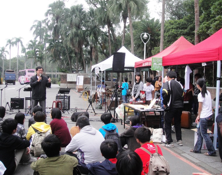 圖3之1：台大學生為了紀念紹興社區過去的抗爭，也為了吸引更多人繼續關注校方未來的作法以及社區的發展，今（15）天下午在學校正門口舉辦「從逐到築」展覽、音樂會，王立柔/攝