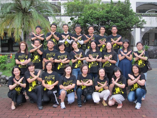 今（28）日是教師節，全國教師工會總聯合會則發起「2012團結928行動」，串連全國老師穿黑衣上課，抗議政府教育政策承諾跳票。圖為宜蘭縣中山國小老師參與928行動的照片。圖片來源：全國教師工會總聯合會