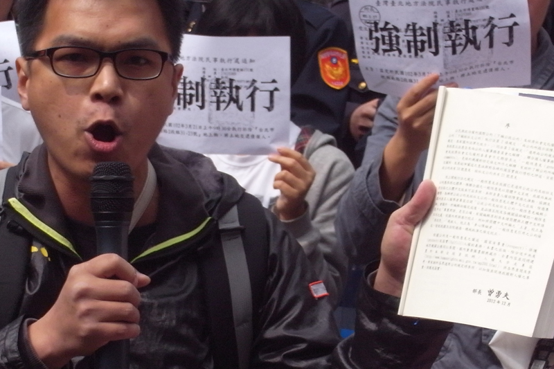 施逸翔指著《兩公約一般性意見》書內由法務部長曾勇夫所寫的序文，痛批法務部帶頭違反兩公約、踐踏人權。圖：楊宗興/攝