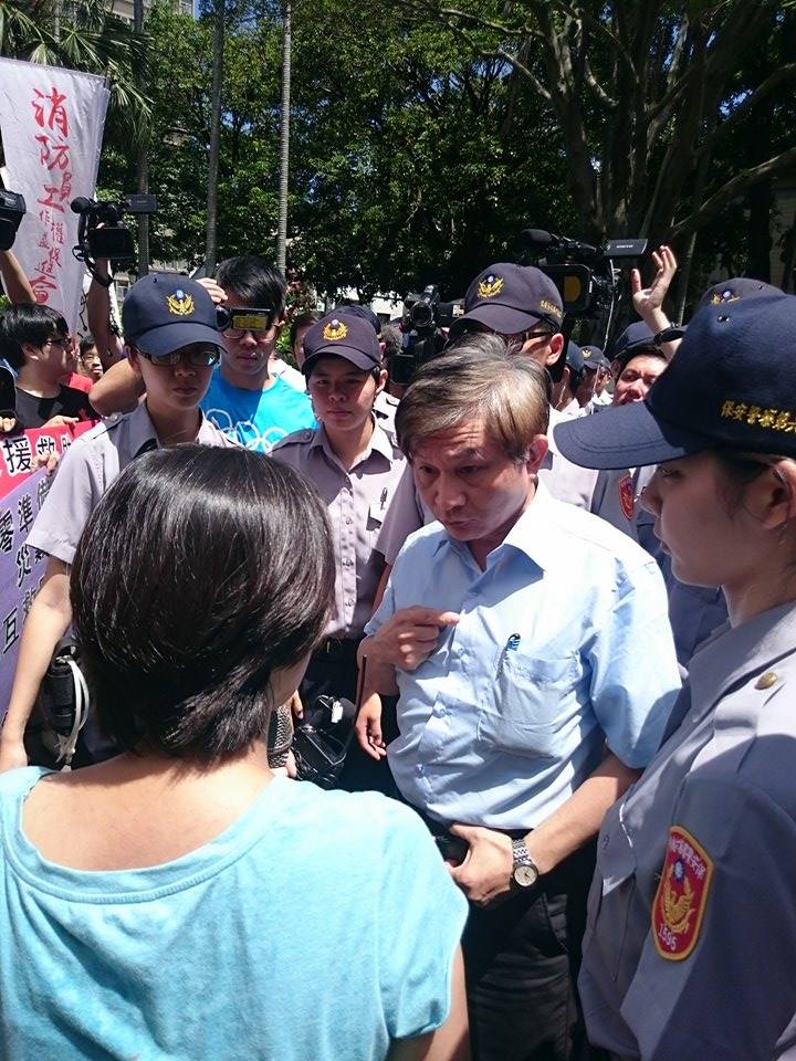 在護理人員揚言衝進行政院下，行政院代表才緩緩走來，收下基護人員的陳情書。圖：翁嫆琄/攝
