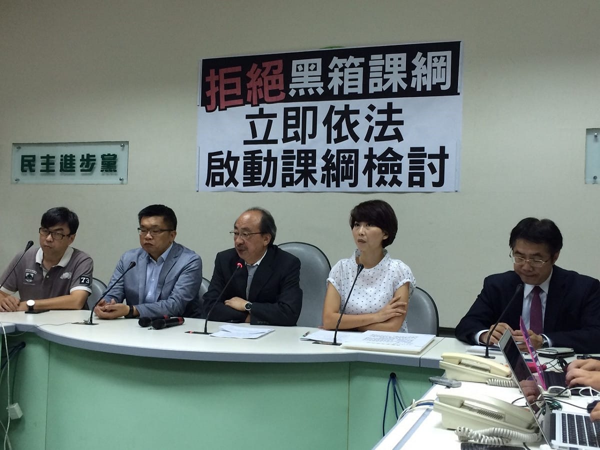 立法院中午做成朝野決議，建議教育部重新檢討課綱，並開放學校自由選書，民進黨團認為此舉「是突破」。圖：符芳碩/攝