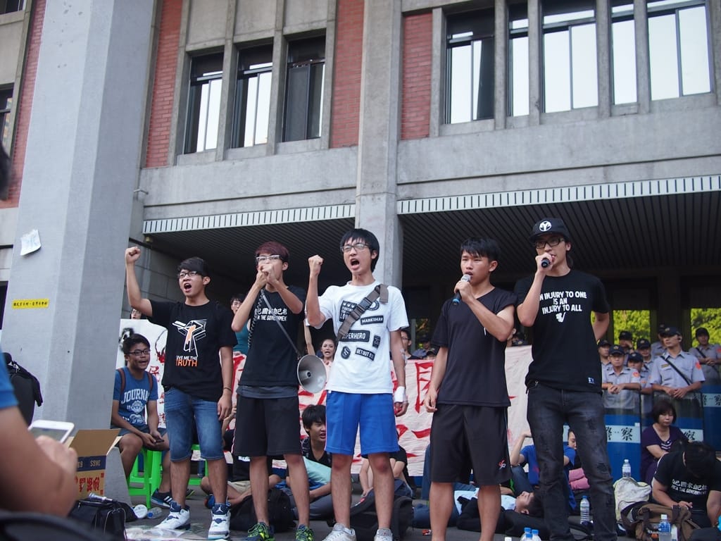 反課綱學生31日清晨在教育部抗議現場，大聲呼喊「捍衛教育尊嚴，撤回黑箱課綱，吳思華出來，吳思華下台」。圖:何星瑩/攝