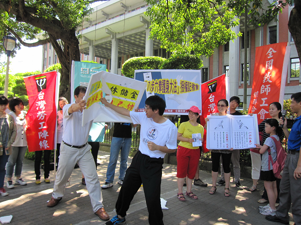勞工團體今（3）日上午前往教育部，針對青年暑期打工提出「八步（不）六拳（權）護身法」，希望能與教育部共同宣導，維護學生工讀權益，教育部則表示願意配合宣導。圖片來源：全國教師工會總聯合會提供