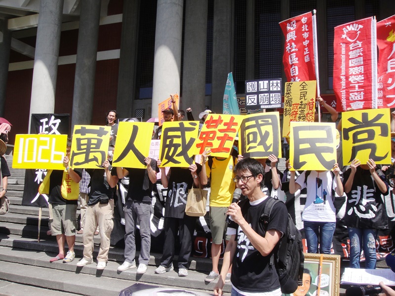 國民黨全代會宣布改期，929社運連線根據可靠消息指出的新時間地點，當場重新製作標語牌，展示跟到底的決心。圖5之5：王立柔/攝